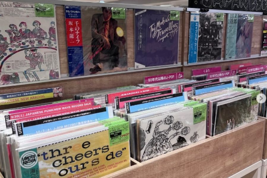 HMV record shop Shinjuku ALTA's pics