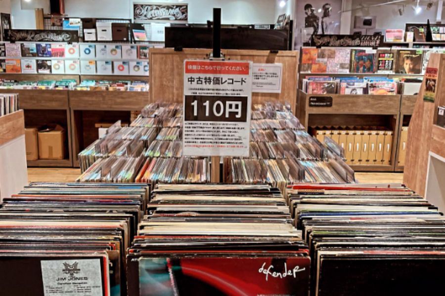 HMV record shop Shinjuku ALTAの写真