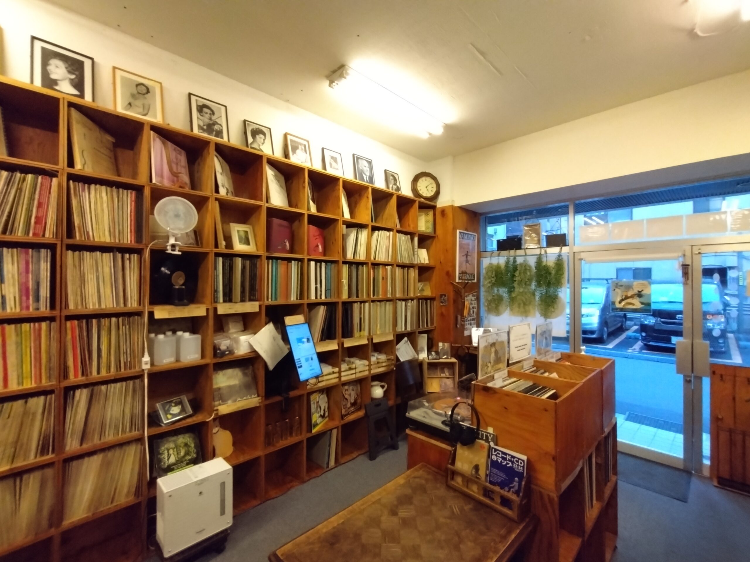 レコード棚の一角
