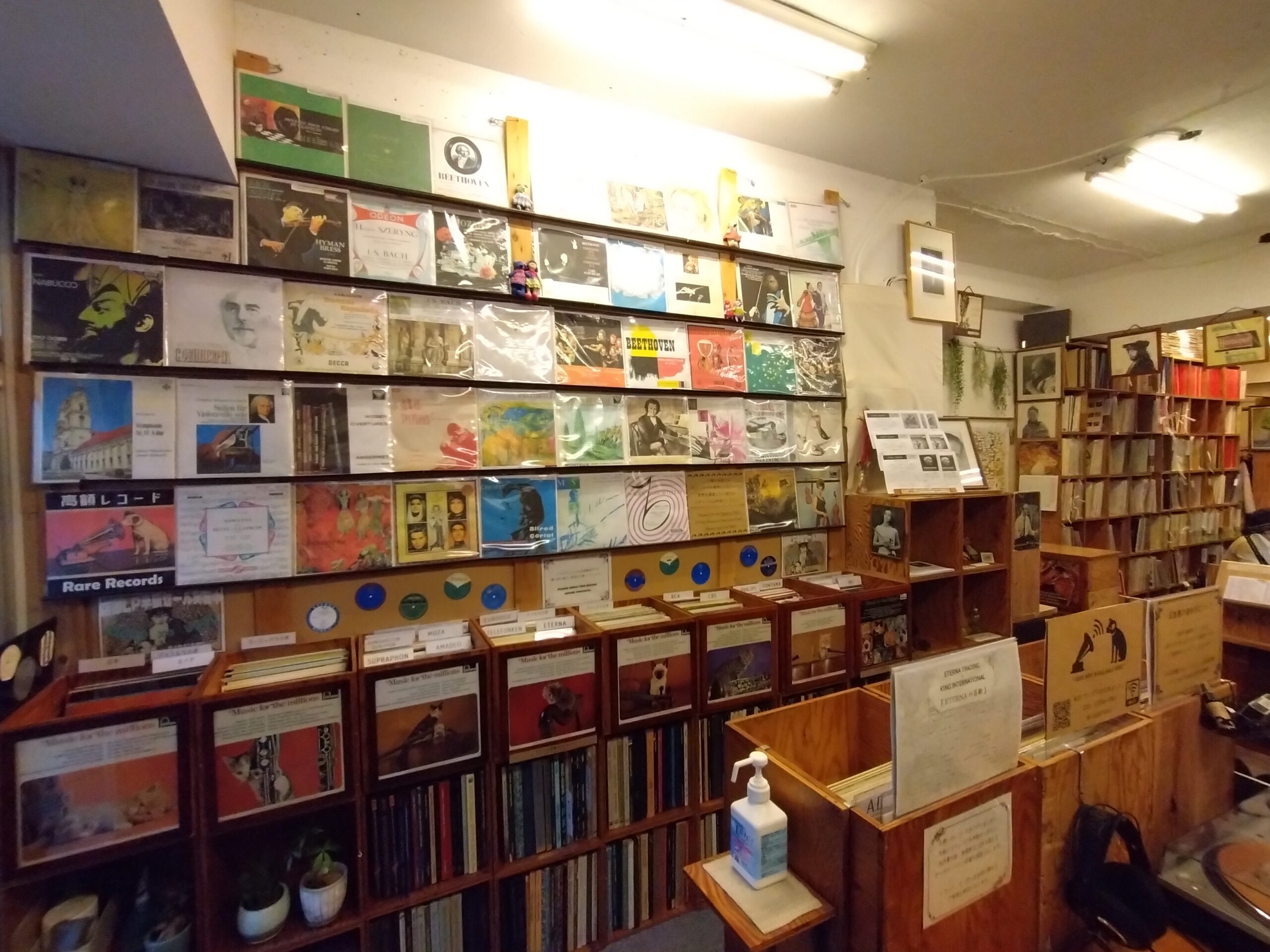 店内のレコード棚